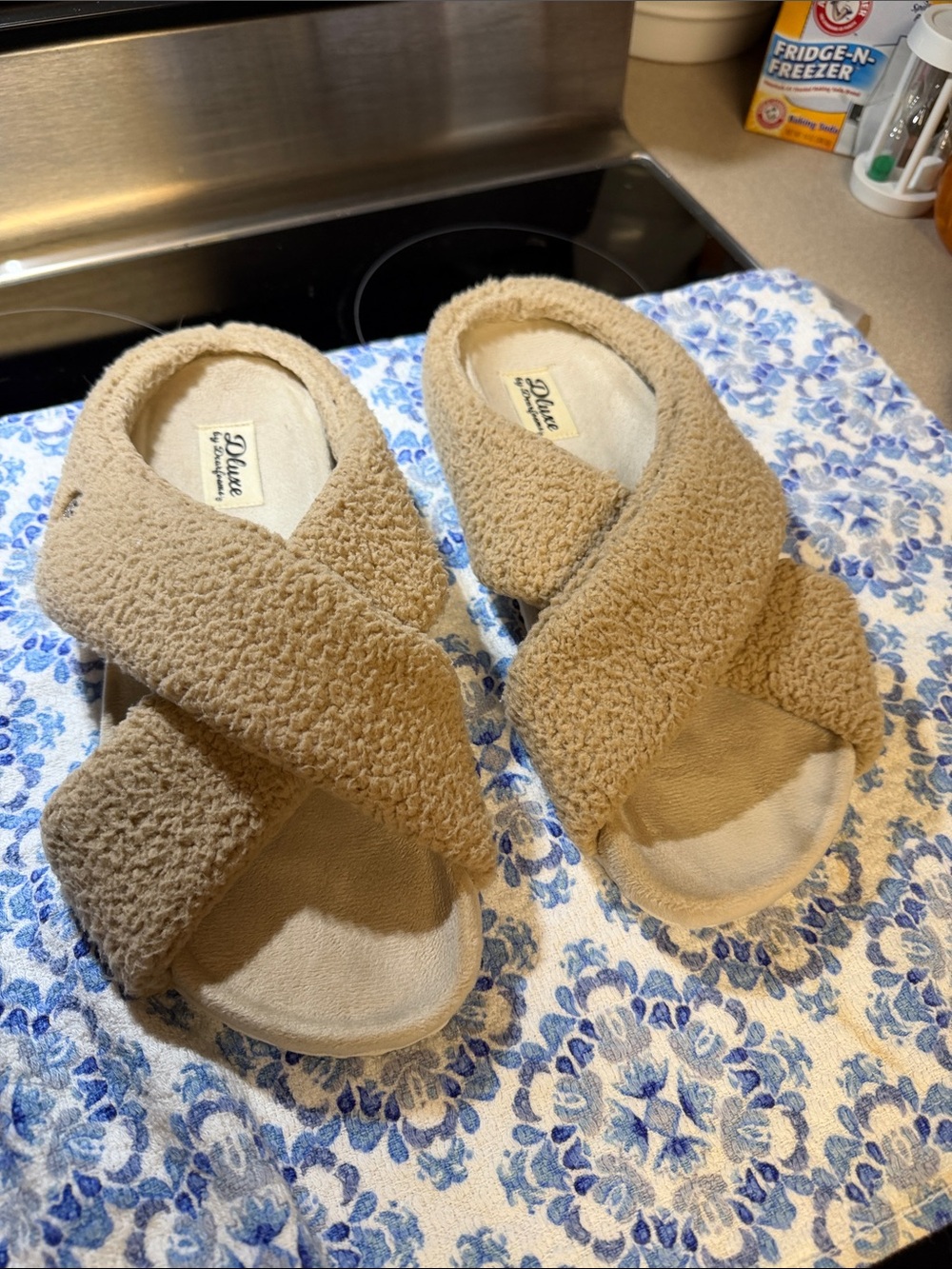 Dluxe by Dearfoams Beige Teddy Slide Sandals